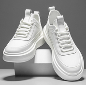 Mikee | Tidlösa klassiska vita sneakers för män