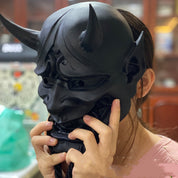 Japanische Dose, rotgesichtige Grimasse mit Seilhörnern 1