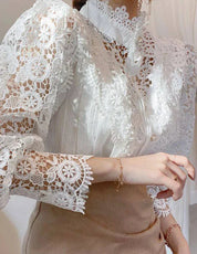 Margarett | Elegant blommig spetspolotröja