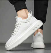 Mikee | Tidlösa klassiska vita sneakers för män