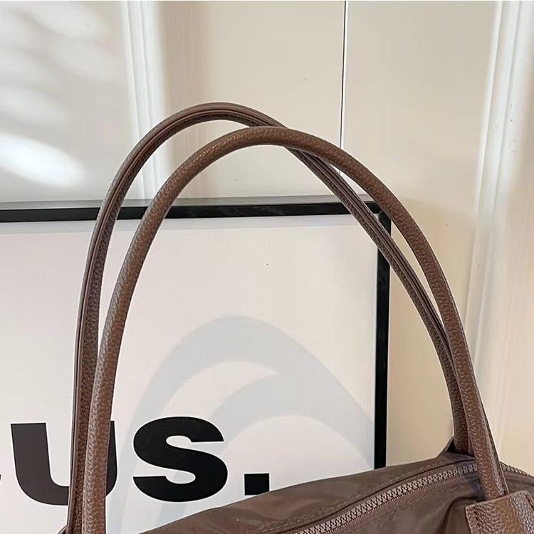 Lily | Stor kapacitet rese-crossbodyväska