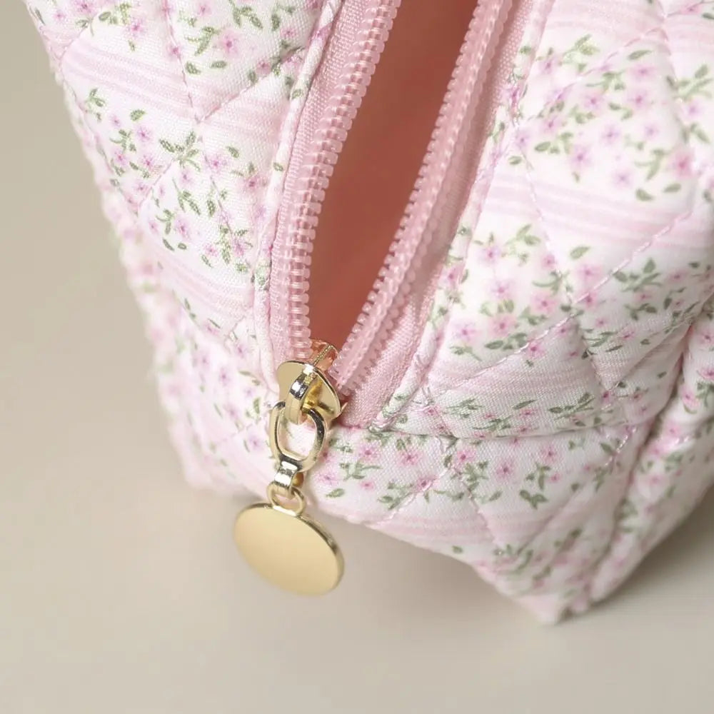 Clara | Gepolsterte gesteppte Blumen-Make-up-Tasche