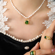 Clarence | Elegant pärlhalsband med grön zirkon-berlock