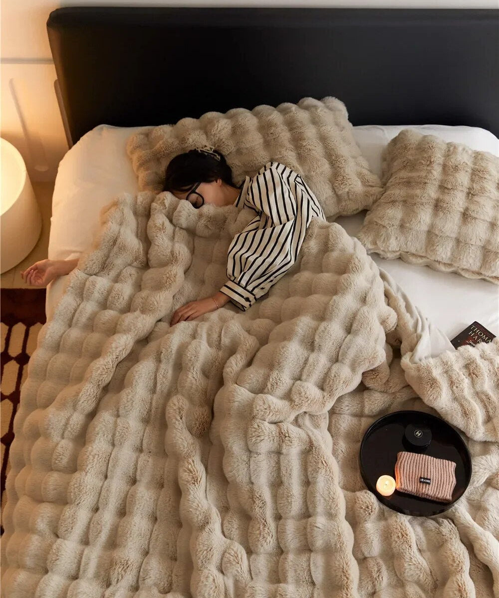 Die Plüschdecke, von der alle sprechen! - WarmWool hält Sie an kalten Tagen warm 0