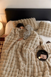 Die Plüschdecke, von der alle sprechen! - WarmWool hält Sie an kalten Tagen warm 0