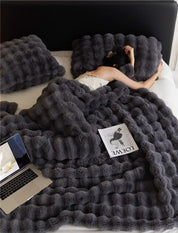 Die Plüschdecke, von der alle sprechen! - WarmWool hält Sie an kalten Tagen warm 1