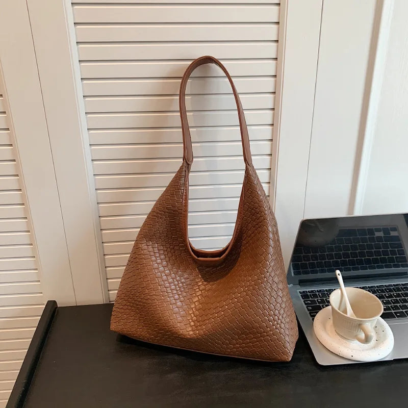 Elegante Damenhandtasche aus stilvollem, strapazierfähigem Leder 12