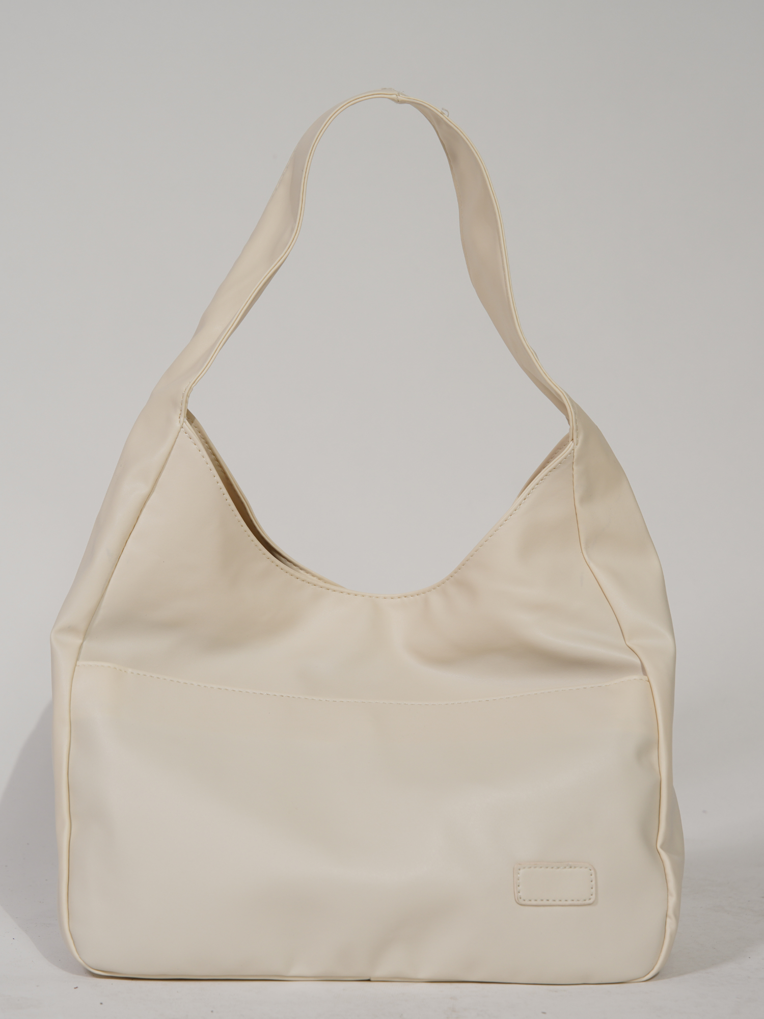Elegante runde Schultertasche für Damen aus veganem Leder 10