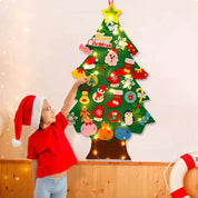FeltJoy | Dekorativer Weihnachtsbaum für die Wand mit hängenden Filzornamenten 2