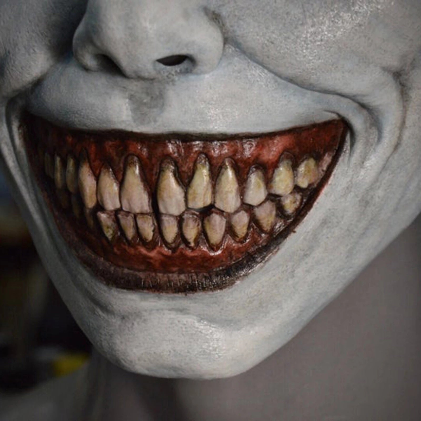 Gruselige Dämonenmaske mit weißen Augen für Halloween 5