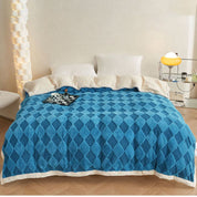 Kuscheldecke mit Diamantmuster für Komfort aus Teddy-Velours und Alpaka-Wolle 10