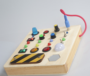 Montessori-Aktivitätsbrett aus Holz für Kinder – Interaktives Sinnesspielzeug mit Lichtern, Knöpfen und Schaltern 2