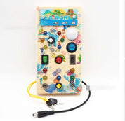 Montessori-LED-Aktivitätstafel aus Holz – Lernspielzeug für Kleinkinder mit 15 Lichtern und 9 interaktiven Schaltern 0