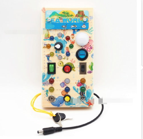 Montessori-LED-Aktivitätstafel aus Holz – Lernspielzeug für Kleinkinder mit 15 Lichtern und 9 interaktiven Schaltern 0