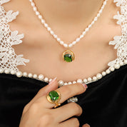 Clarence | Elegant pärlhalsband med grön zirkon-berlock