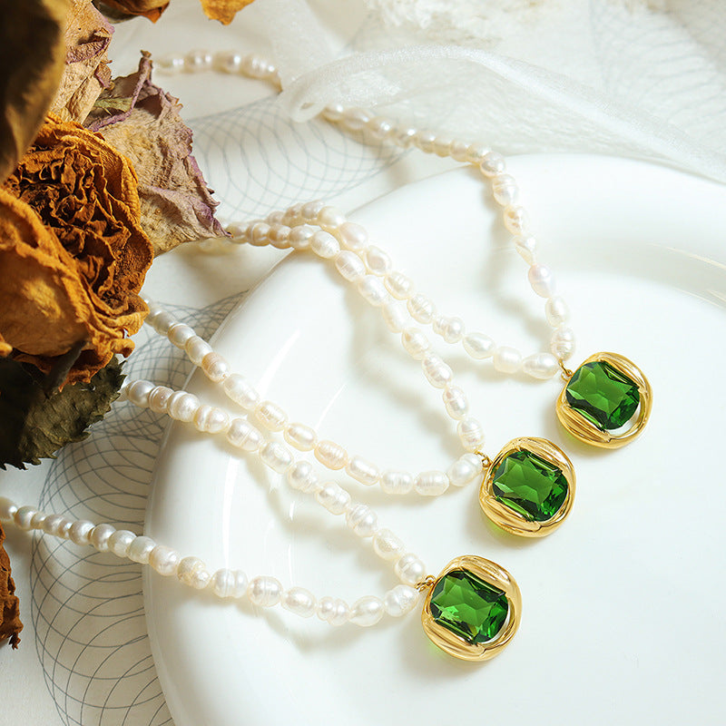 Clarence | Elegant pärlhalsband med grön zirkon-berlock