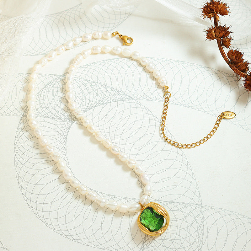 Clarence | Elegant pärlhalsband med grön zirkon-berlock