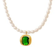 Clarence | Elegant pärlhalsband med grön zirkon-berlock