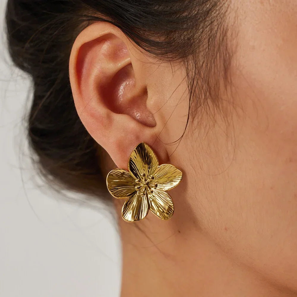 Jemilia | Elegante Vintage-Blumenohrringe aus Metall in Gold