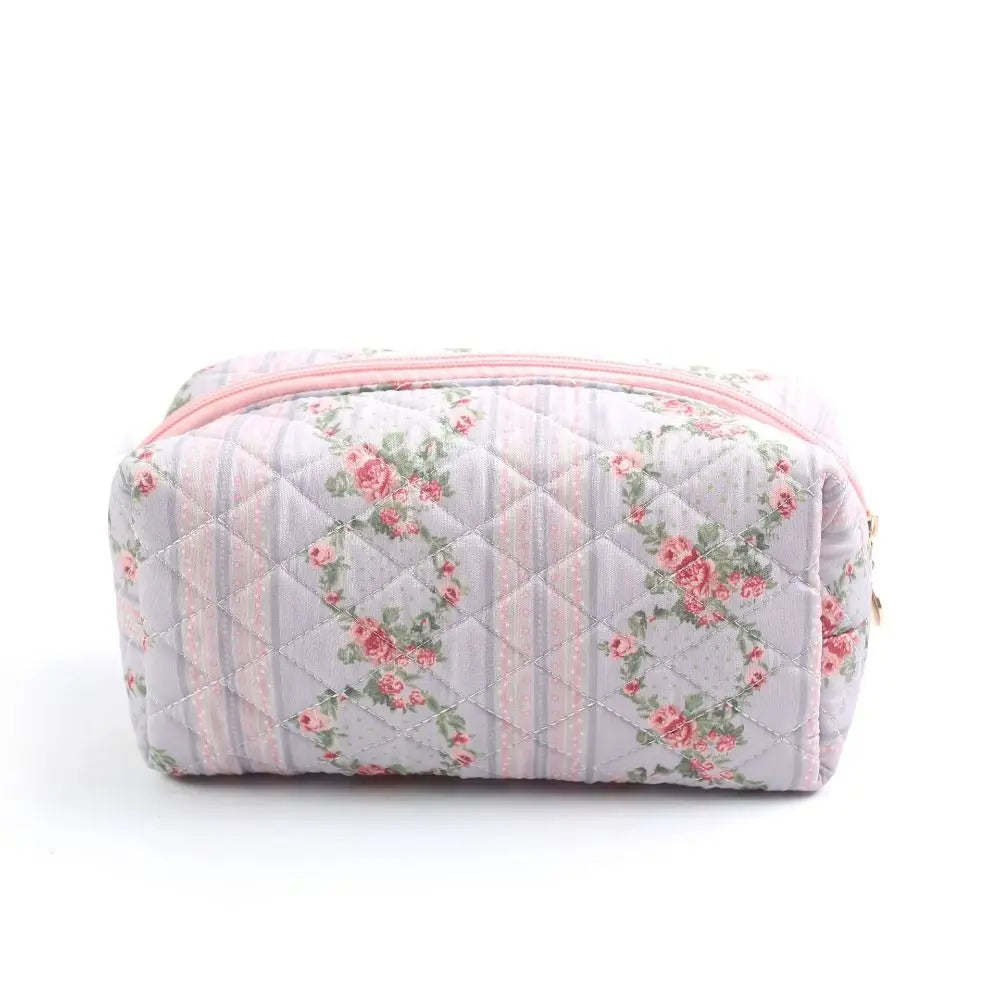 Clara | Gepolsterte gesteppte Blumen-Make-up-Tasche
