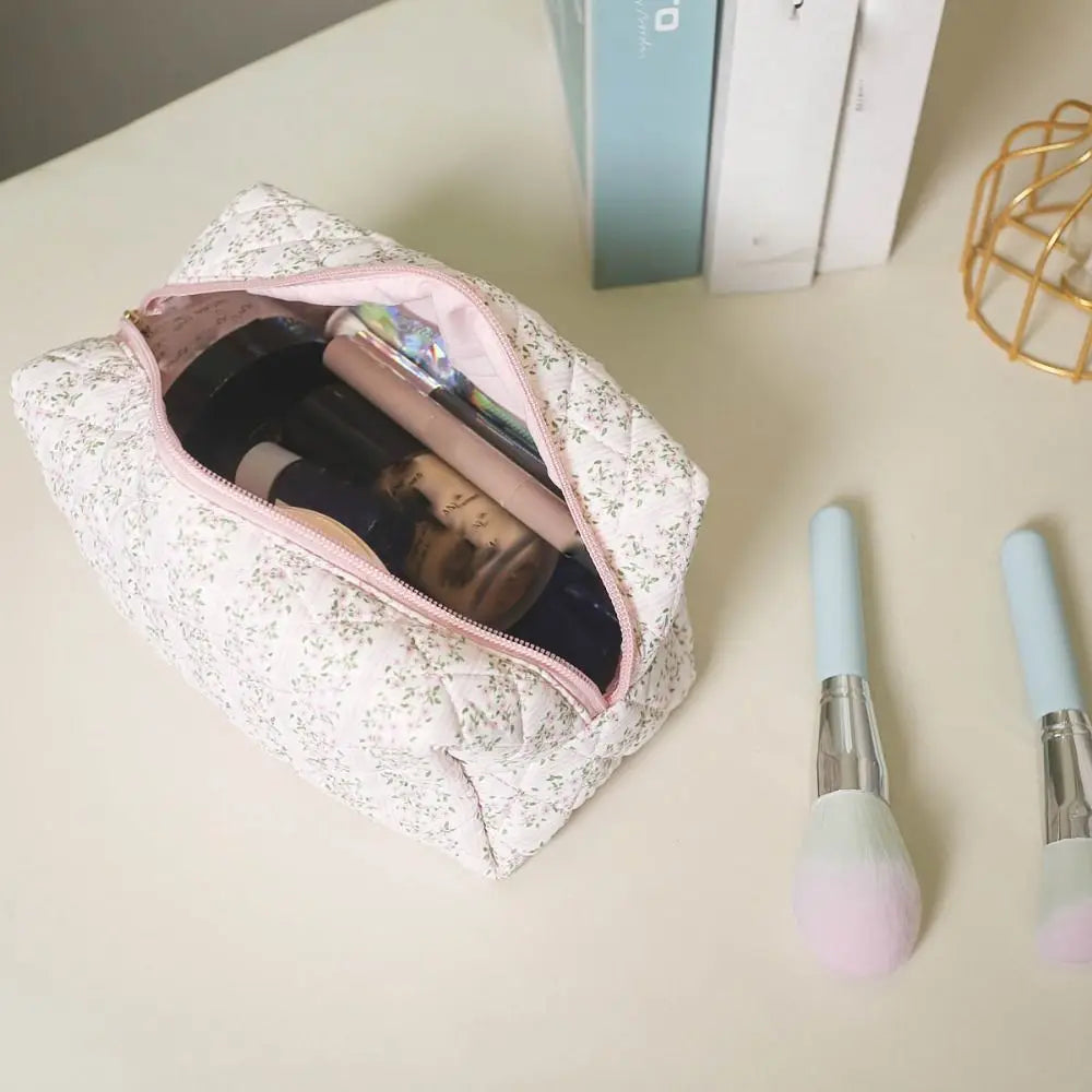 Clara | Gepolsterte gesteppte Blumen-Make-up-Tasche