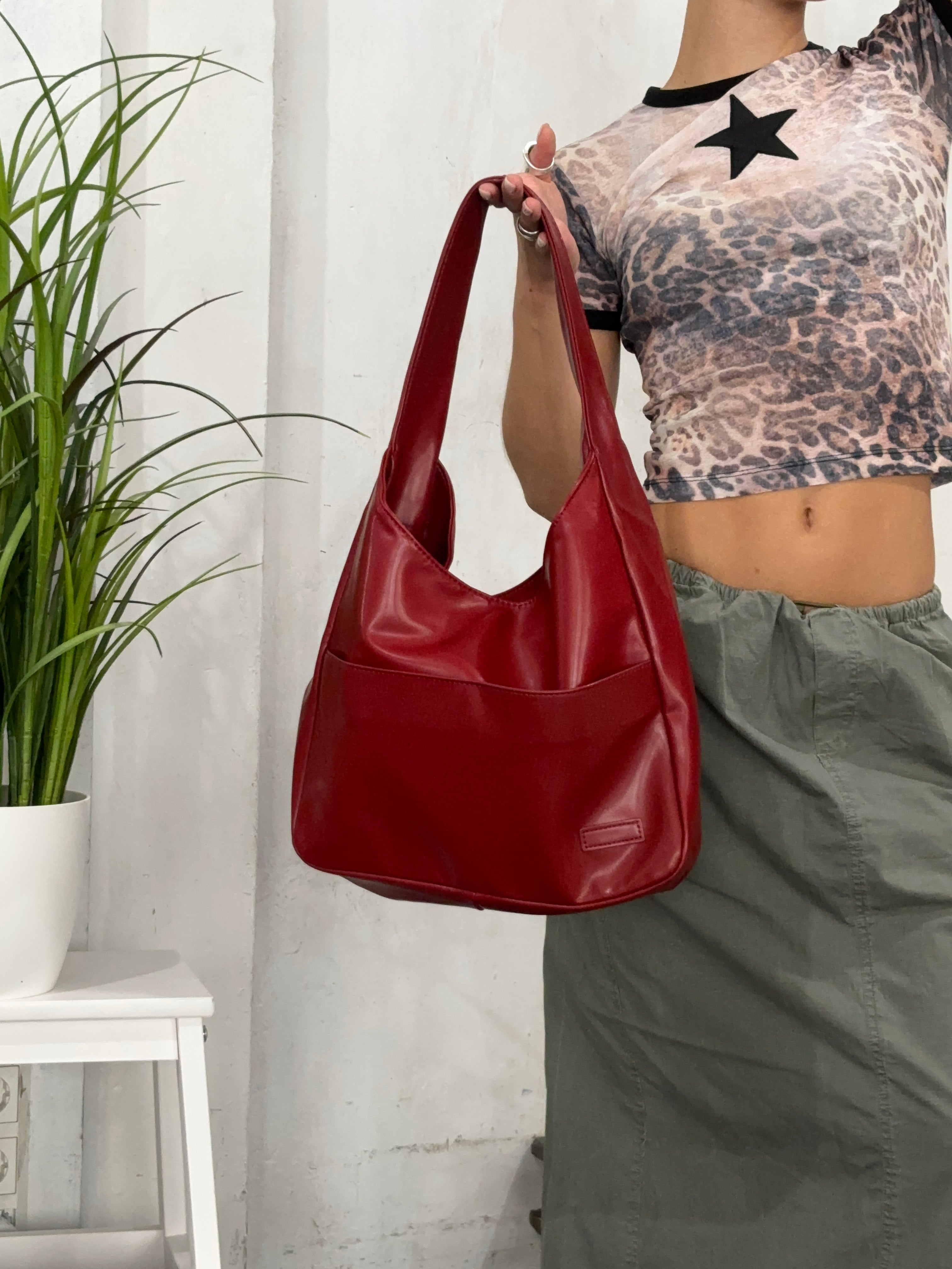 Stilvolle Damen-Schultertasche aus praktischem veganem Leder 5