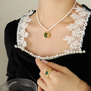 Clarence | Elegant pärlhalsband med grön zirkon-berlock