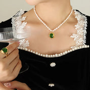 Clarence | Elegant pärlhalsband med grön zirkon-berlock