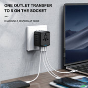 Universeller Reiseadapter mit 4 USB-Anschlüssen und Typ-C-Globale Kompatibilität, schnelle Ladesicherheitsfunktionen 5