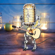 Vintage -Metallmikrofonroboter mit Gitarrenlampe 1