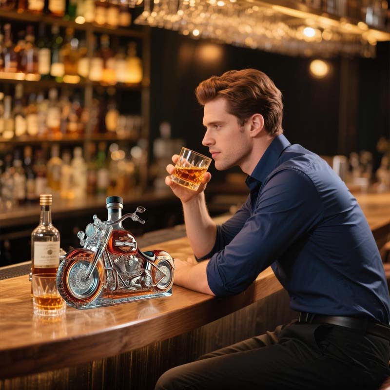Whiskykaraffe in Form eines Harley-Davidson-Motorrads für die Hausbar 2
