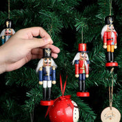 WoodSplendor | Set mit 6 Mini-Nussknacker-Ornamenten für den Weihnachtsbaum 1