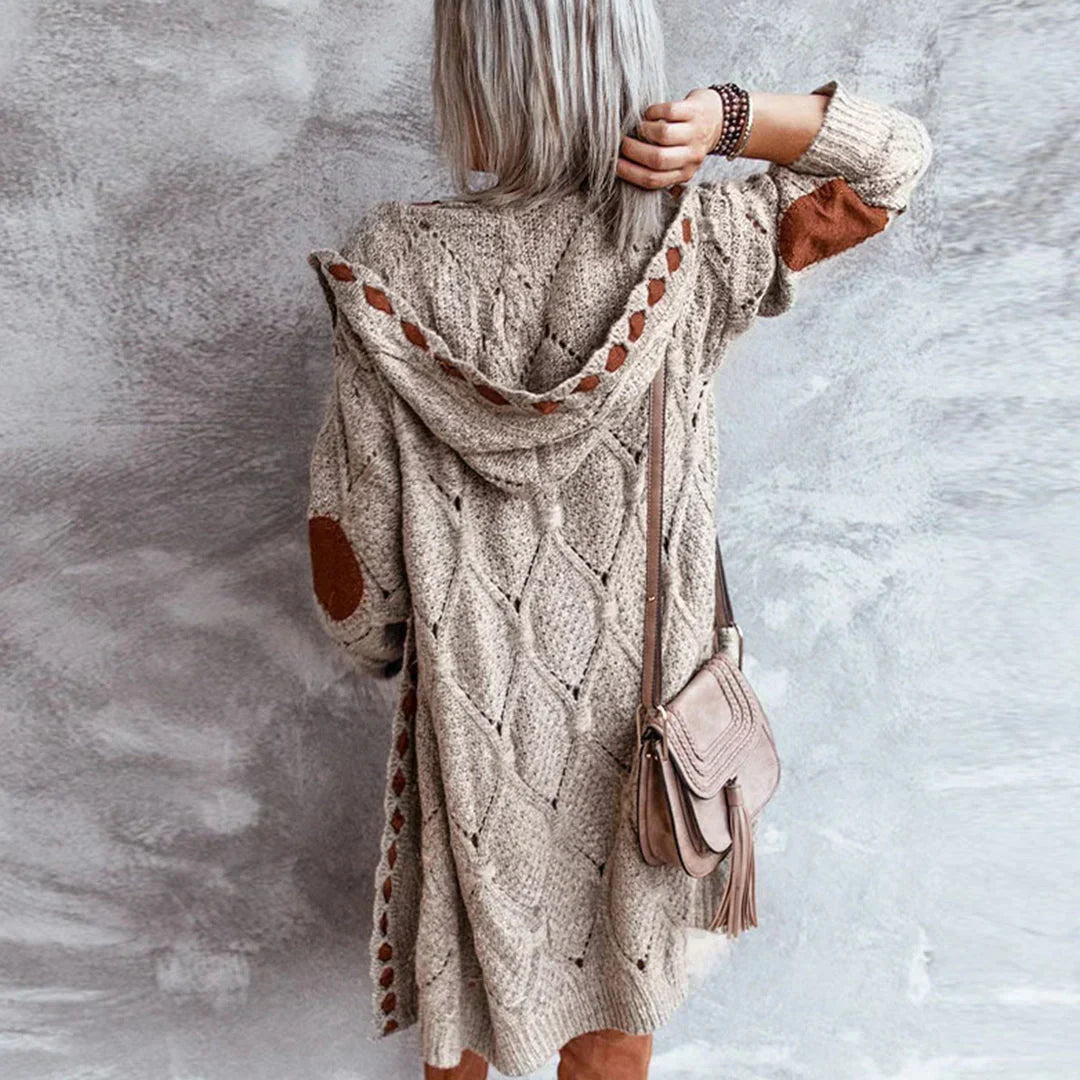 Tala | Moderiktig stickad hoodie med kontrastlappar