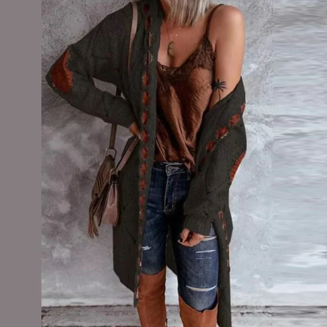 Tala | Moderiktig stickad hoodie med kontrastlappar