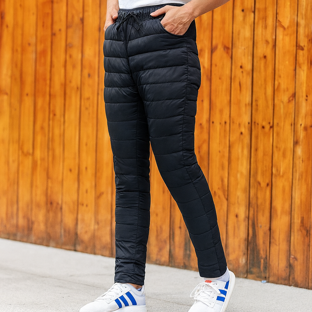 Schwarze gesteppte Herren Winterhose aus wattiertem Material, eng geschnitten und warm gefüttert für kalte Tage.