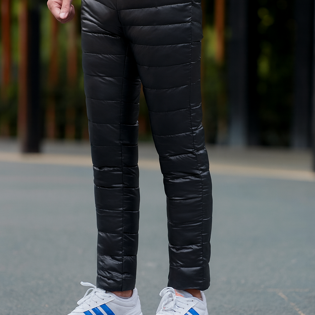 Schwarze gesteppte Herren Winterhose aus wattiertem Material, eng geschnitten und warm gefüttert für kalte Tage.